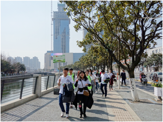 一路上，志愿者把“学雷锋践行动 树新风做好事 做志愿者”的精神传扬到大街小巷，把雷锋为人民服务的志愿精神带到城市的每个角落。